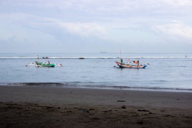 Endonezya 'nın güzelliği, gün batımında mangrov ormanları ve plajları.