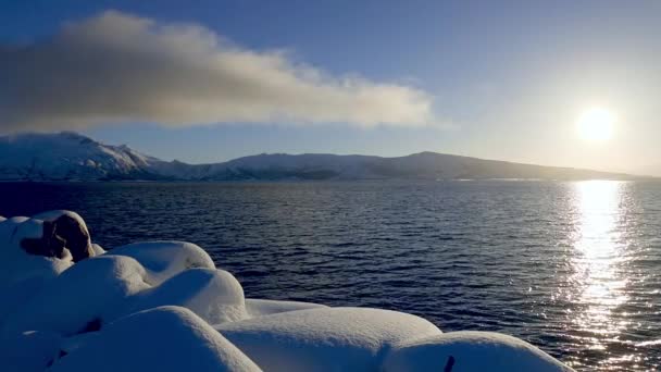 ノルウェー北部 晴れた冬の日 雲はすぐにフィヨルドの穏やかな海の上の太陽に向かって移動します — ストック動画