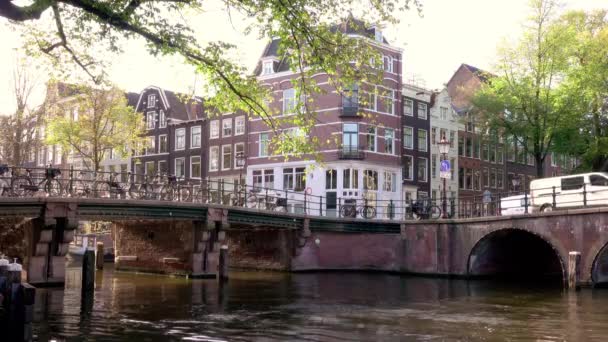 Nederland Zonnige Zomerochtend Aan Amsterdamse Grachten Gebogen Bruggen Authentieke Gebouwenarchitectuur — Stockvideo