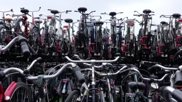 Holandia Chmurny Dzień Amsterdamie Olbrzymia Liczba Zaparkowanych Rowerów Dwupoziomowym Stojaku — Wideo stockowe