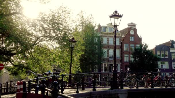 Hollanda Amsterdam Tarihi Bölgesinde Güneşli Bir Yaz Sabahı Köprüde Birçok — Stok video
