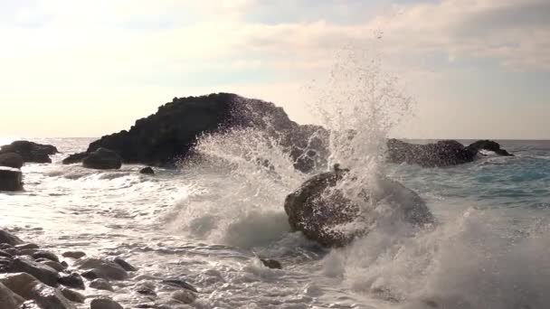 Felsige Küste Die Wellen Brechen Den Felsen Und Machen Viele — Stockvideo