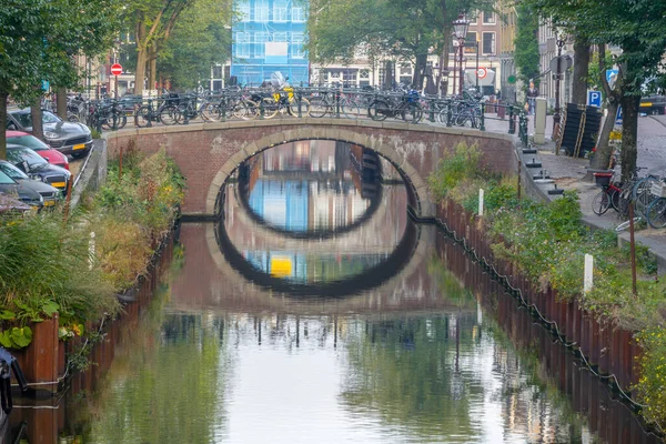 Nederländerna Kanal Centrala Amsterdam Många Bilar Står Parkerade Stranden Och — Stockfoto