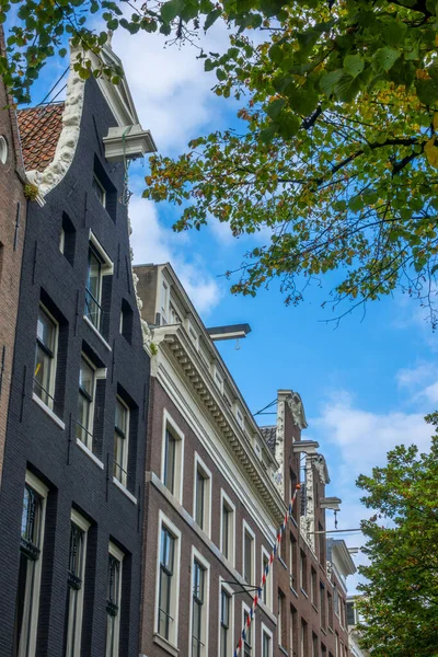 Netherlands Sunny Day Amsterdam Facades Authentic Dutch Houses Winches Roofs — Stock Photo, Image
