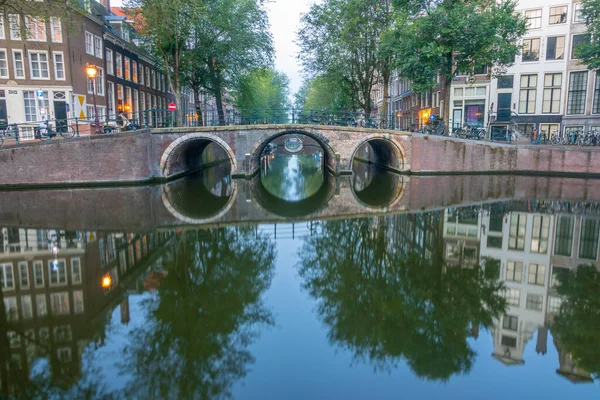 Nederländerna God Morgon Amsterdamkanalen Reflektioner Byggnader Och Broar Lugnt Vatten — Stockfoto