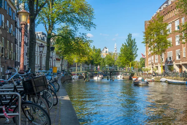 Netherlands Sunny Day Canal Amsterdam Lots Boats Water Parked Bikes — Stock Photo, Image