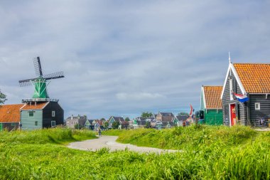 Hollanda 'da. Zaanse Schans. Tipik kırsal Hollanda evleri ve klasik yel değirmeni