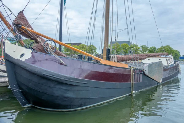 Κάτω Χώρες Συννεφιασμένη Μέρα Στο Κανάλι Του Άμστερνταμ Παλιό Πλοίο — Φωτογραφία Αρχείου