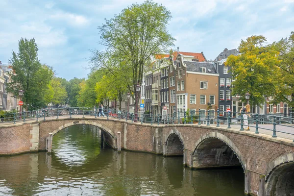 Nizozemsko Staré Kamenné Mosty Amsterdamských Kanálech Typické Holandské Domy Tančícími — Stock fotografie