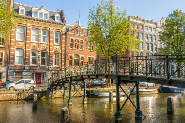 Nizozemsko Slunečný Letní Den Amsterdamu Starý Železný Lávka Přes Kanál — Stock fotografie