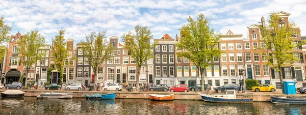 Nizozemsko Slunečný Letní Den Amsterdamu Panorama Nábřeží Kanálu Lodě Auta — Stock fotografie