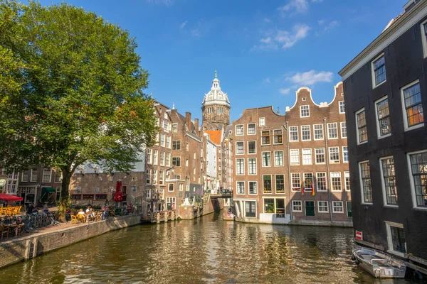 Ολλανδία Άμστερνταμ Σεπτεμβρίου 2021 Ηλιόλουστη Καλοκαιρινή Μέρα Τυπικά Ολλανδικά Σπίτια — Φωτογραφία Αρχείου