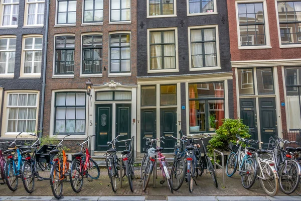 Hollanda Amsterdam Yaz Günü Birçok Bisiklet Tipik Hollandalı Evlerinin Dans — Stok fotoğraf