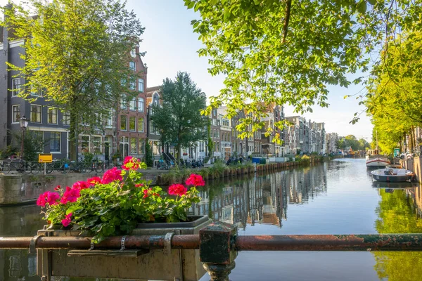 Netherlands Sunny Day Amsterdam Canal Boats Pier Typical Dutch Buildings — Stock Photo, Image
