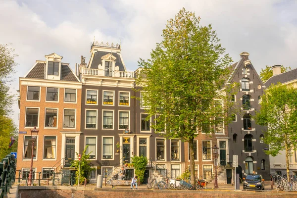 Netherlands Facades Typical Buildings Summer Street Amsterdam People Bicycles Cars — Stock Photo, Image