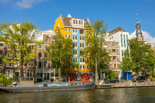Países Baixos Dia Ensolarado Verão Canal Amesterdão Fachadas Edifícios Típicos — Fotografia de Stock