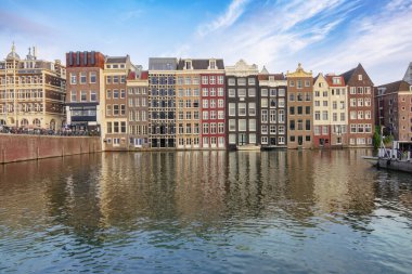 Hollanda 'da. Amsterdam 'da yaz günü. Su kenarındaki evler ve kanaldaki yansımalar.