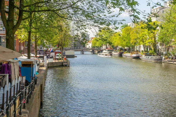 Nizozemsko Slunečný Letní Den Kanálu Centru Amsterdamu Velké Obytné Čluny — Stock fotografie
