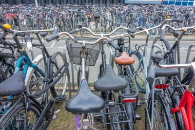 Hollanda 'da. Amsterdam Merkez İstasyonu yakınlarındaki dev bir bisiklet parkının bir parçası.