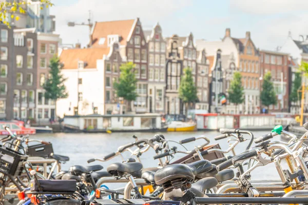 Nizozemsko Letní Den Amsterdamu Mnoho Kol Náspu Kanálu Pozadí Typických — Stock fotografie