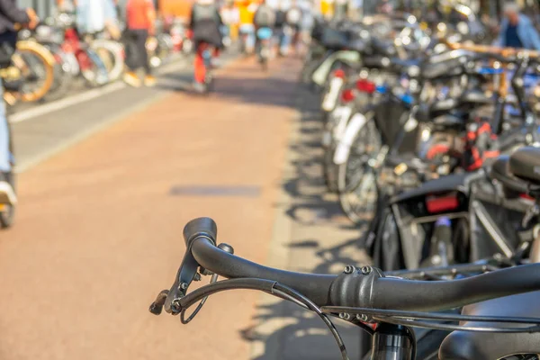 Κάτω Χώρες Ηλιόλουστη Μέρα Στο Άμστερνταμ Χώρος Στάθμευσης Ποδηλάτων Στο — Φωτογραφία Αρχείου