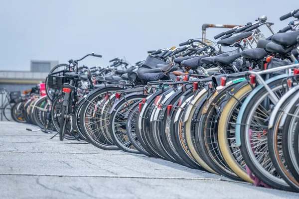 네덜란드 암스테르담 센트럴 근처에 자전거를 주차장 — 스톡 사진