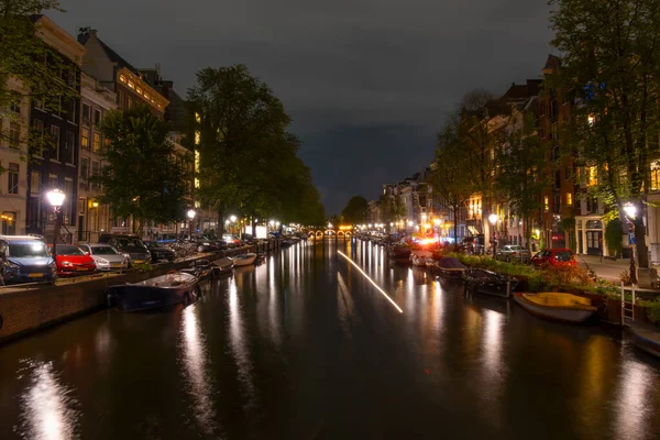 Nederländerna Sommarkväll Amsterdamkanalen Båtar Förtöjda Längs Kanalens Strand Lyktor Och — Stockfoto
