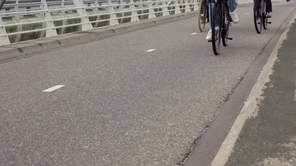 Κάτω Χώρες Αρκετοί Ποδηλάτες Οδηγούν Μια Γέφυρα Ποδηλάτων Αργή Κίνηση — Αρχείο Βίντεο