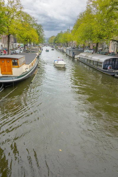 Nederland Bewolkte Zomerdag Amsterdam Woonboten Boten Het Kanaal — Stockfoto