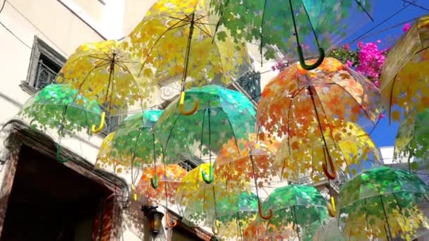 Enge Straße Der Sommerstadt Viele Regenschirme Hängen Als Sonnensegel Der — Stockvideo