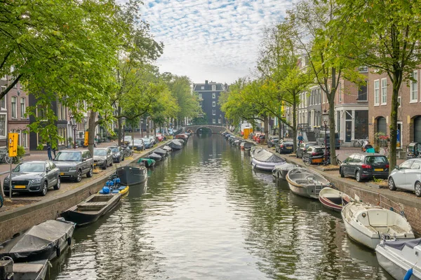 Nederländerna Sommardag Kanalen Centrala Amsterdam Massor Förtöjda Båtar Massor Parkerade — Stockfoto