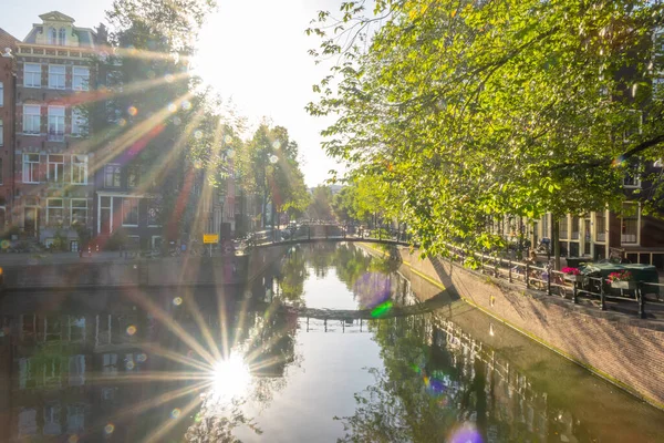 Nederländerna Solig Morgon Amsterdamkanalen Den Ljusa Solen Reflekteras Vattnet Husfasader — Stockfoto