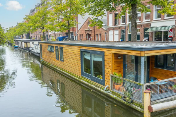 Κάτω Χώρες Συννεφιασμένη Καλοκαιρινή Μέρα Στο Άμστερνταμ Νοικοκυριά Στο Κανάλι — Φωτογραφία Αρχείου