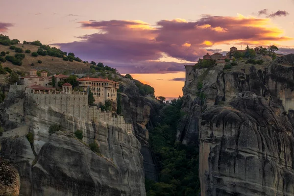 Grecia Tarde Verano Kalambaka Dos Monasterios Rocosos Sobre Telón Fondo —  Fotos de Stock