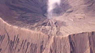 Endonezya 'da. Java adasında ve çevresindeki arazide aktif bir volkan. Hava görünümü
