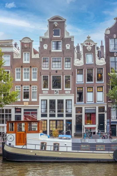 Κάτω Χώρες Προσόψεις Τυπικών Κτιρίων Στο Καλοκαιρινό Ανάχωμα Της Διώρυγας — Φωτογραφία Αρχείου