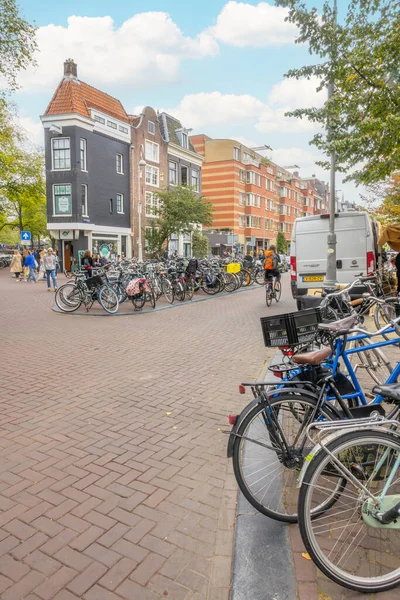 Hollandia Amszterdam Szeptember 2021 Nyári Nap Utcán Sok Parkoló Kerékpár Stock Kép