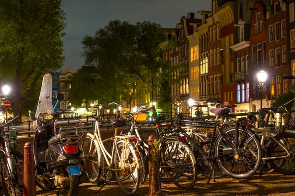 네덜란드 암스테르담에서 자전거와 스쿠터 건물과 로열티 프리 스톡 이미지