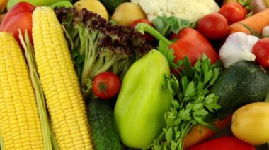 Yakın plan taze sebzeler: lahana, havuç, mısır, salatalık, sarımsak, soğan, biber, patates, salata, domates, mantar