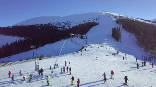 Slowakije Zonnige Winterberghelling Het Skigebied Jasna Skiliften Veel Skiërs Die — Stockvideo