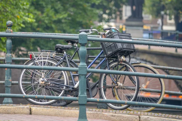 Hollandiában Nyári Nap Amszterdamban Két Kerékpár Parkol Egy Híd Korlátja Stock Kép