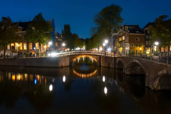 Hollandiában Éjszakai Csatorna Amszterdamban Tipikus Épületek Homlokzatai Nyári Töltésen Világított Stock Kép