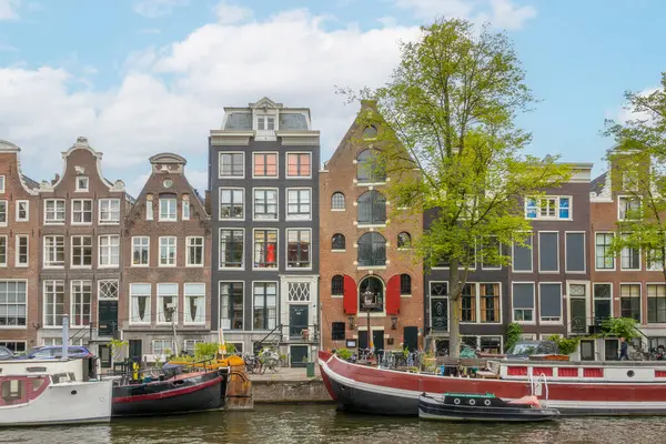 네덜란드 암스테르담에서 여름날 뱅크먼트에 전형적인 네덜란드 하우스 운하에 바지선과 로열티 프리 스톡 이미지