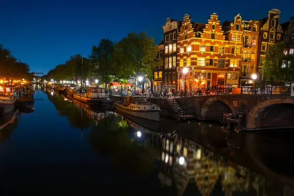 Hollandiában Nyári Éjszaka Amszterdami Csatornában Táncoló Holland Házak Fényekkel Bár Jogdíjmentes Stock Képek