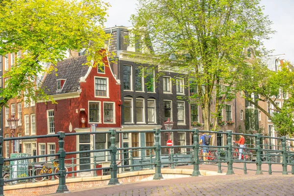 Hollandiában Tipikus Épületek Homlokzatai Amszterdami Csatorna Nyári Töltésén Napsütés Stock Fotó
