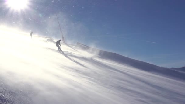 スロバキア ジャスナ 2019年2月6日 ジャスナスキーリゾートで晴れた冬の日 スキー場のブリザード スノーボーダーが動いていて 雪が輝いています スローモーション — ストック動画