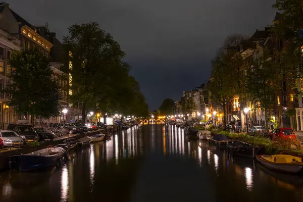 Nederländerna Sommarkväll Kanalen Amsterdam Lyktor Och Parkerade Bilar Banvallarna Båtar — Stockfoto