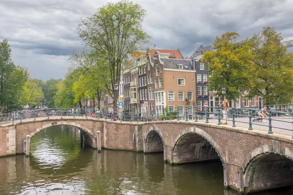 Nizozemsko Amsterdam Září 2021 Oblačný Letní Den Staré Kamenné Mosty — Stock fotografie