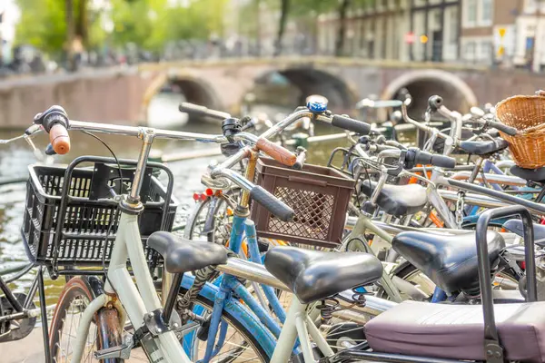 Hollandiában Nyári Nap Amszterdamban Több Kerékpár Csatorna Töltésén Egy Tipikus Stock Fotó