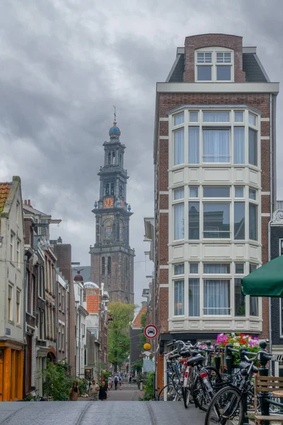 Hollandiában Felhős Nyári Nap Amszterdamban Emberek Kerékpárok Egy Keskeny Utcában Jogdíjmentes Stock Képek